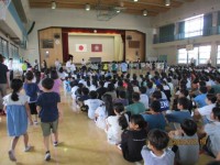 静かに入場する児童