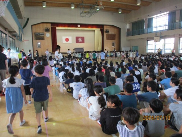 静かに入場する児童