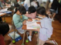 一緒にお絵描きをしている様子