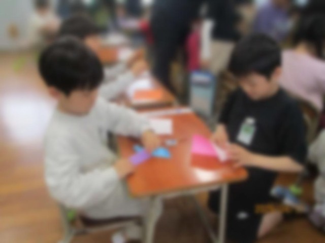 一緒に折り紙を折っている様子