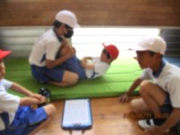 6年生に支えてもらって上体起こし