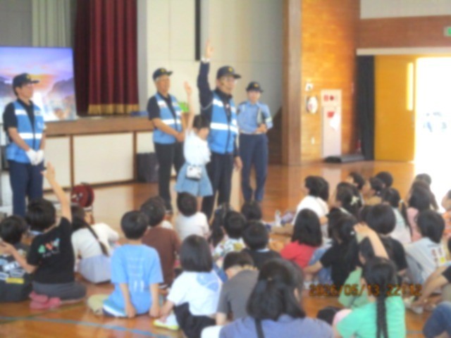 渡る前に手を挙げて意思表示