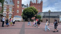 集合場所に集まる子ども達